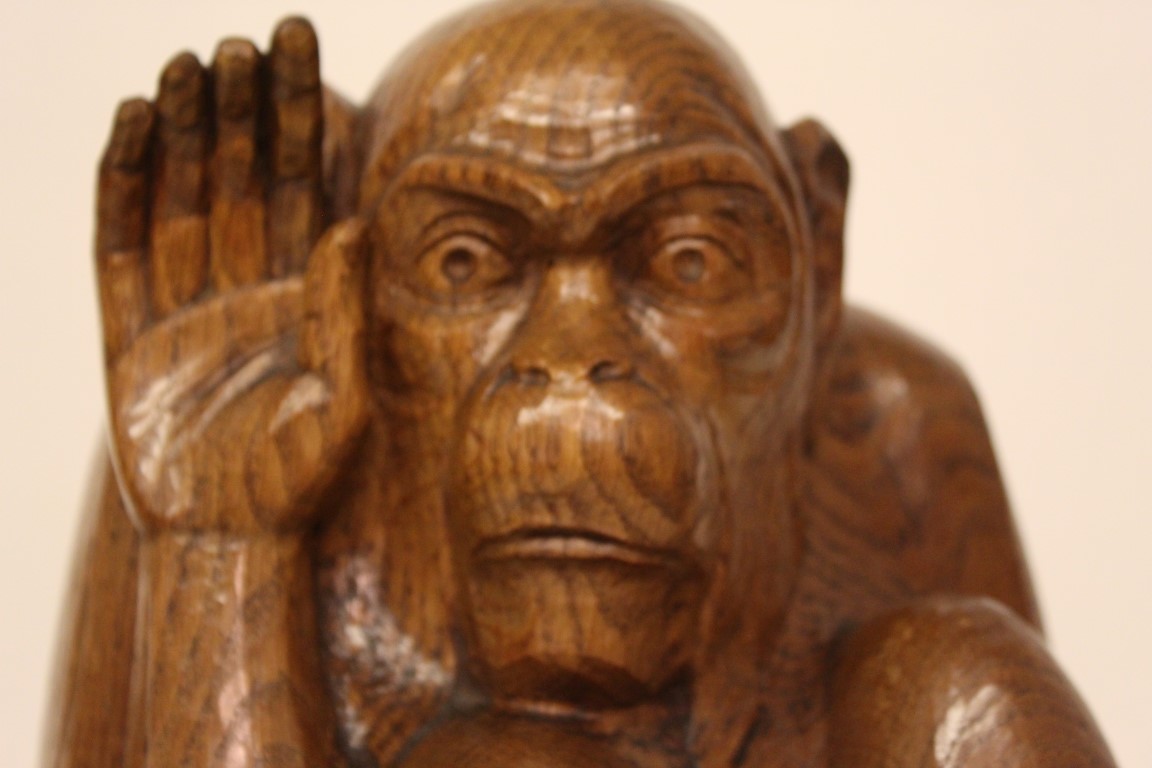 Groot houten beeld van een Orang-oetan Willem Haver