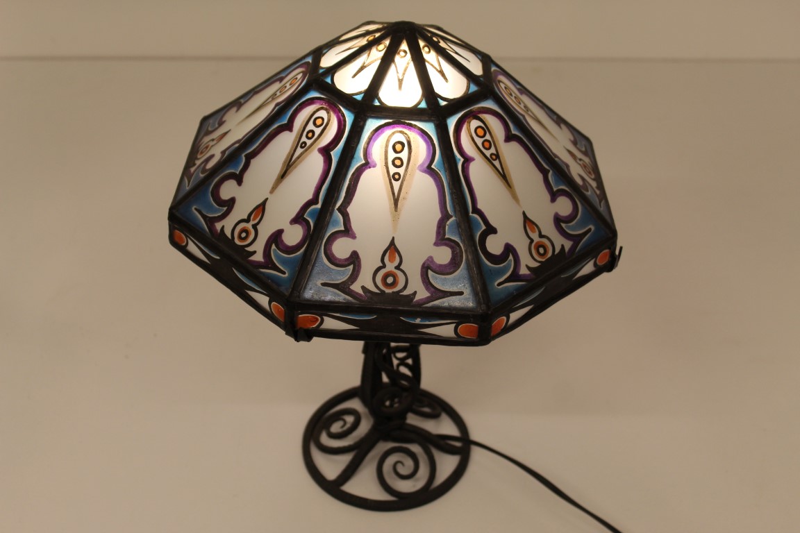 Art Deco lampenvoet met gebrandschilderde kap 