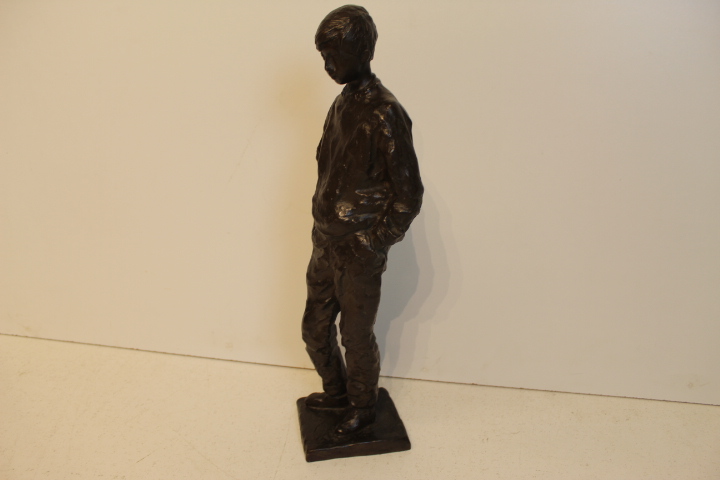 Bronzen beeld van Nel Bakema