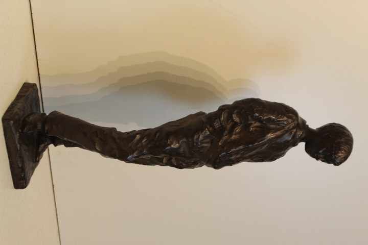 Bronzen beeld van Nel Bakema