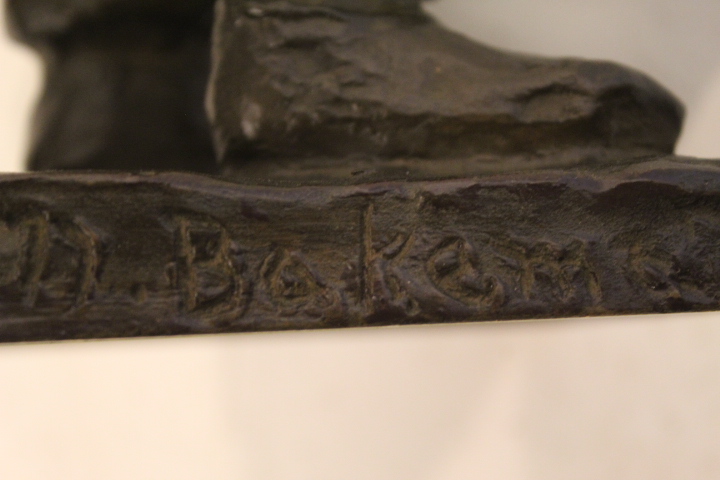 Bronzen beeld van Nel Bakema