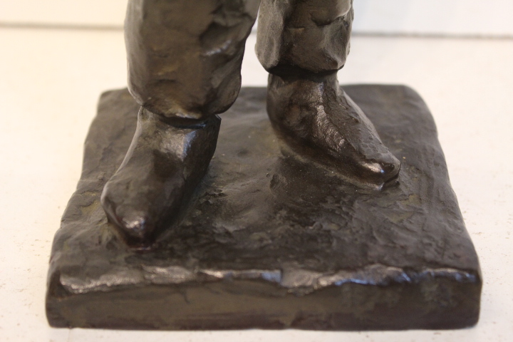 Bronzen beeld van Nel Bakema