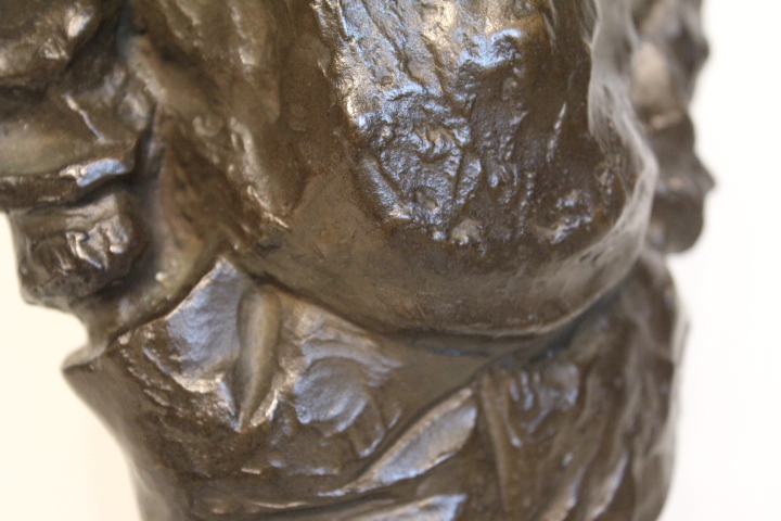 Bronzen beeld van Nel Bakema