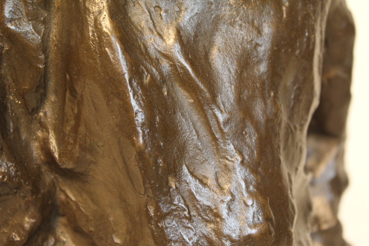 Bronzen beeld van Nel Bakema