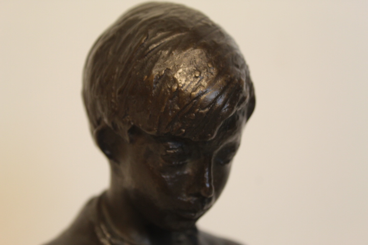 Bronzen beeld van Nel Bakema