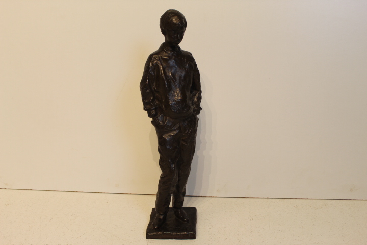 Bronzen beeld van Nel Bakema