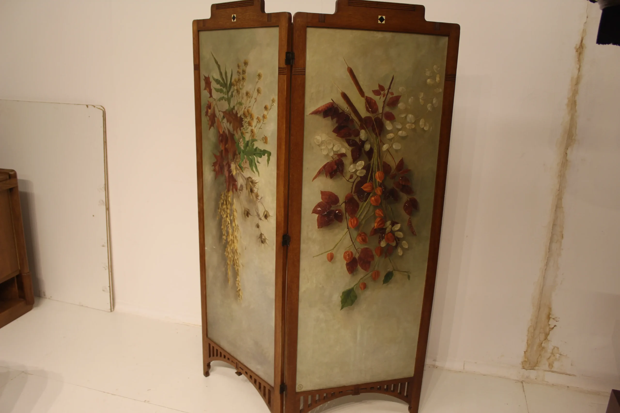 Nieuwe kunst kamerscherm met bloemen beschilderd