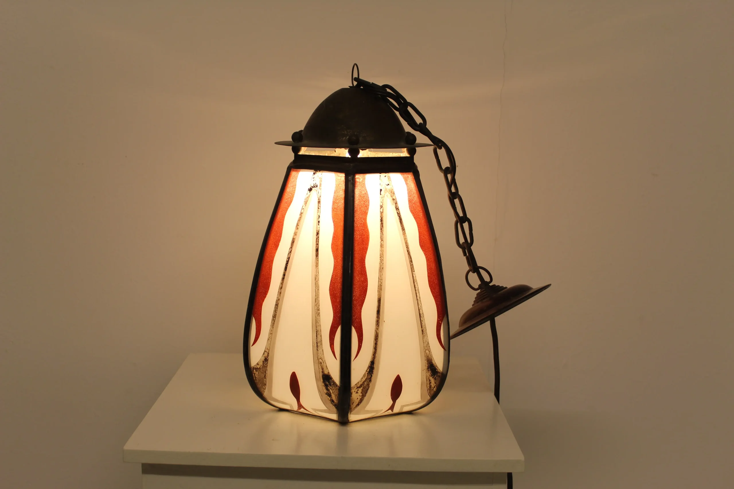 Amsterdamse school gebogen en gebrandschilderde hallampje De Nieuwe Honsel