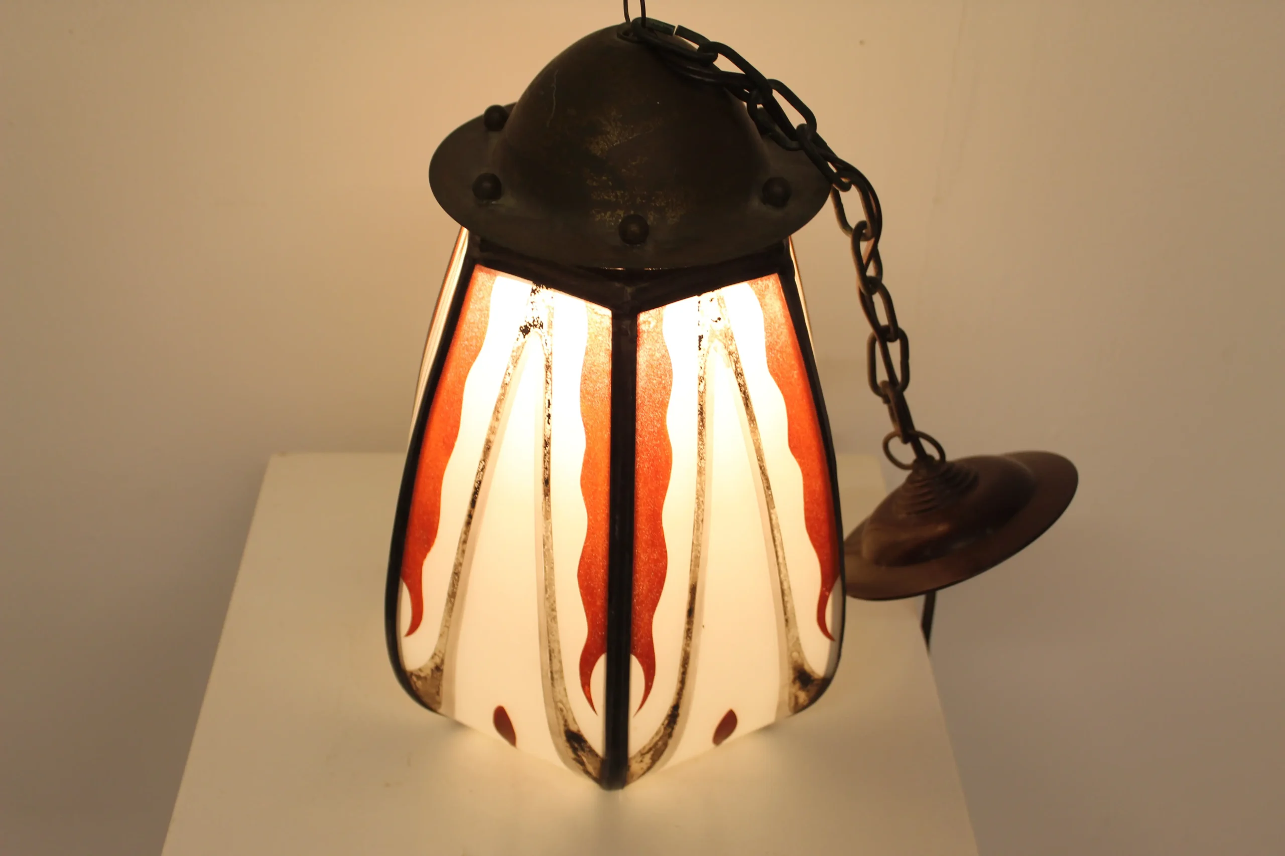 Amsterdamse school gebogen en gebrandschilderde hallampje De Nieuwe Honsel