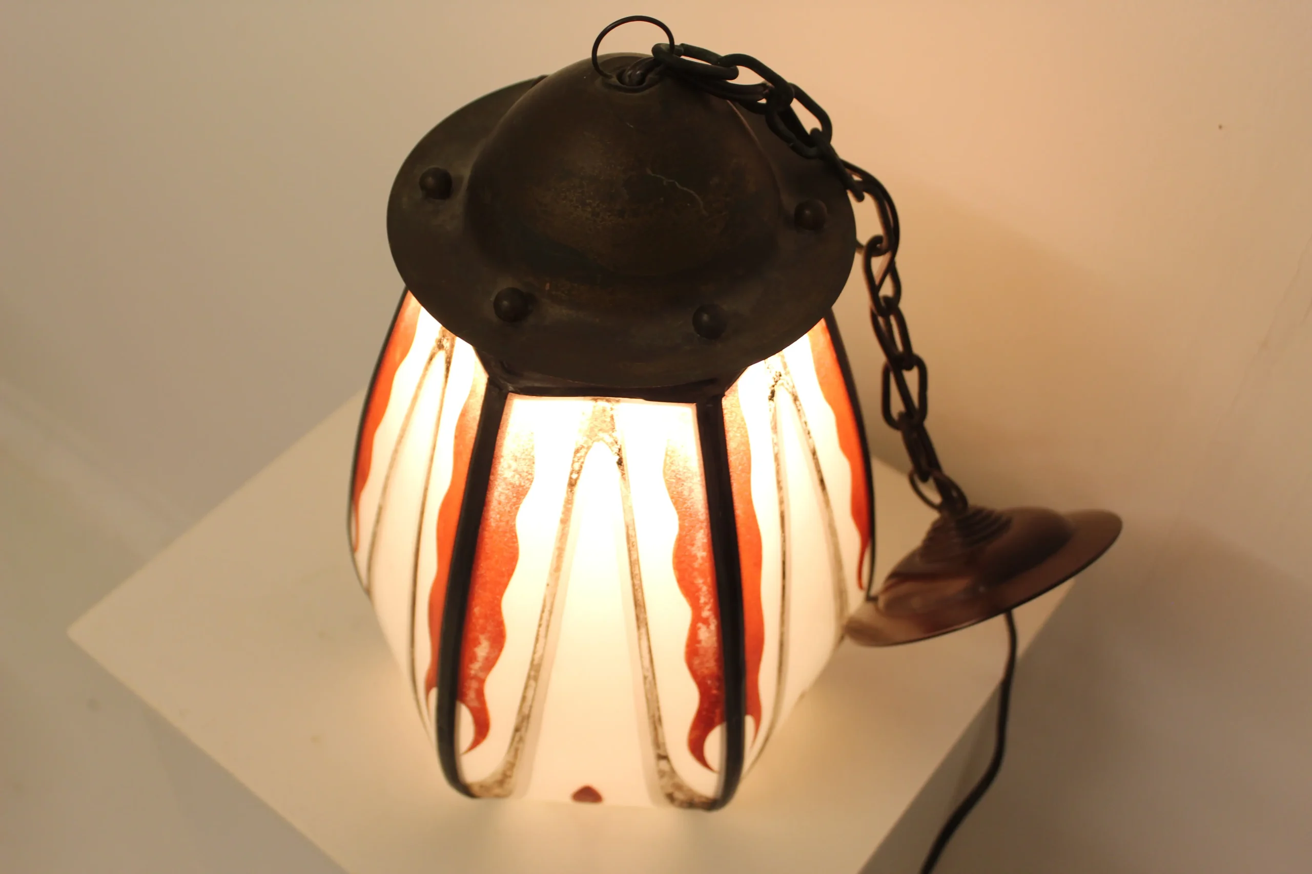 Amsterdamse school gebogen en gebrandschilderde hallampje De Nieuwe Honsel