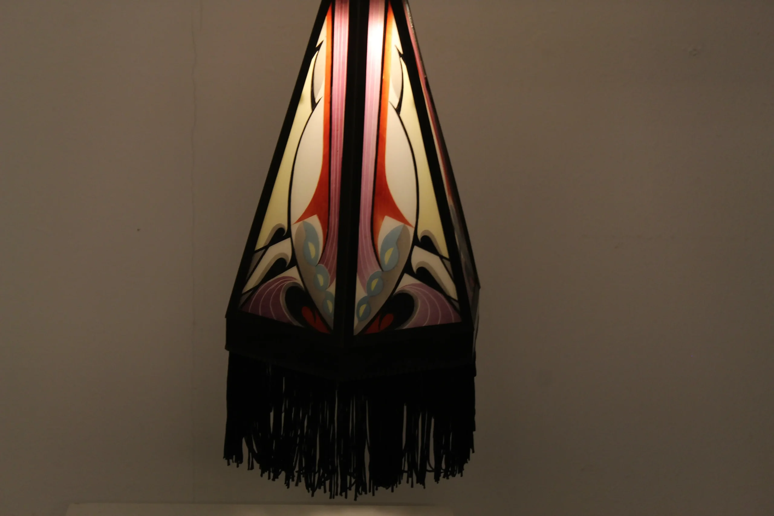 Amsterdamse school hallampje nieuwe (door een professional) gebrandschilderde glaasjes