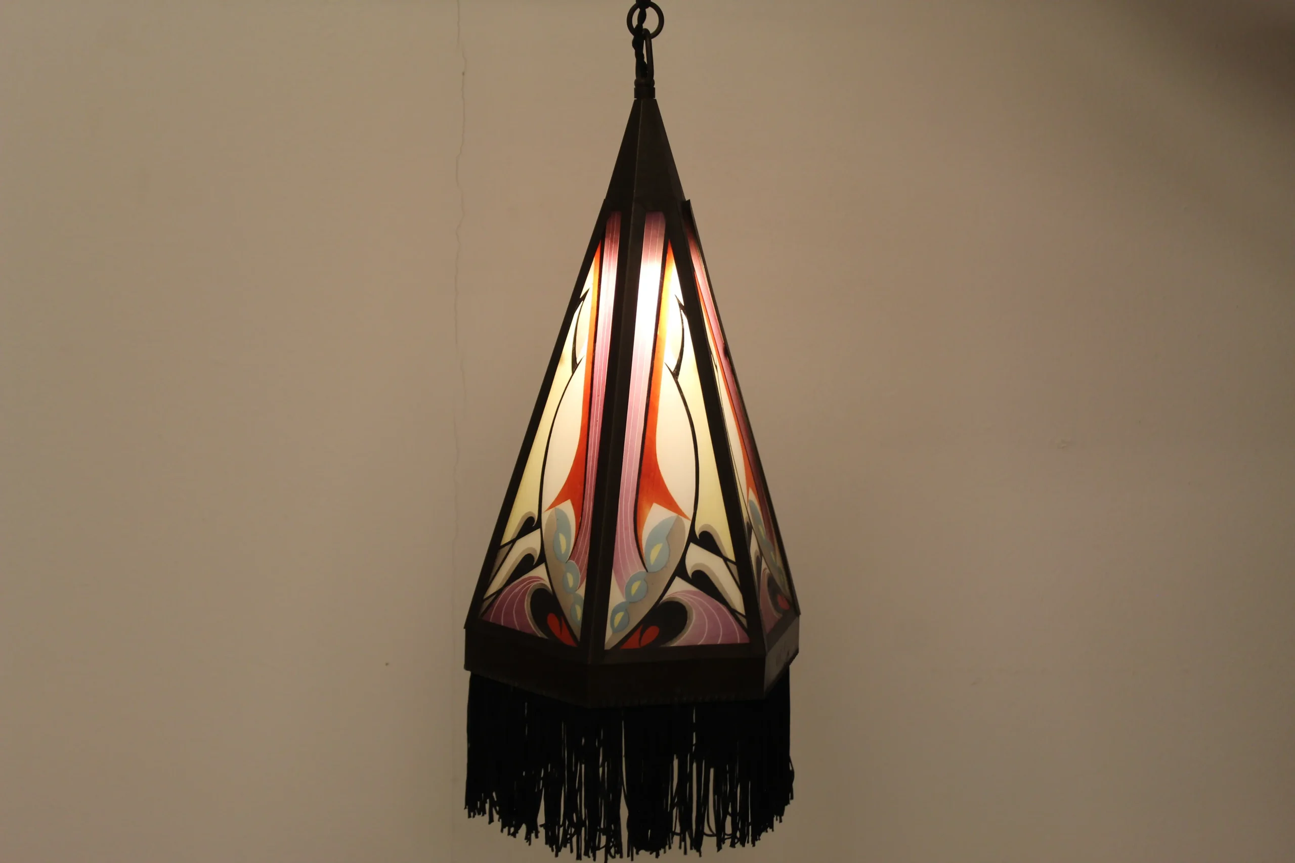 Amsterdamse school hallampje nieuwe (door een professional) gebrandschilderde glaasjes