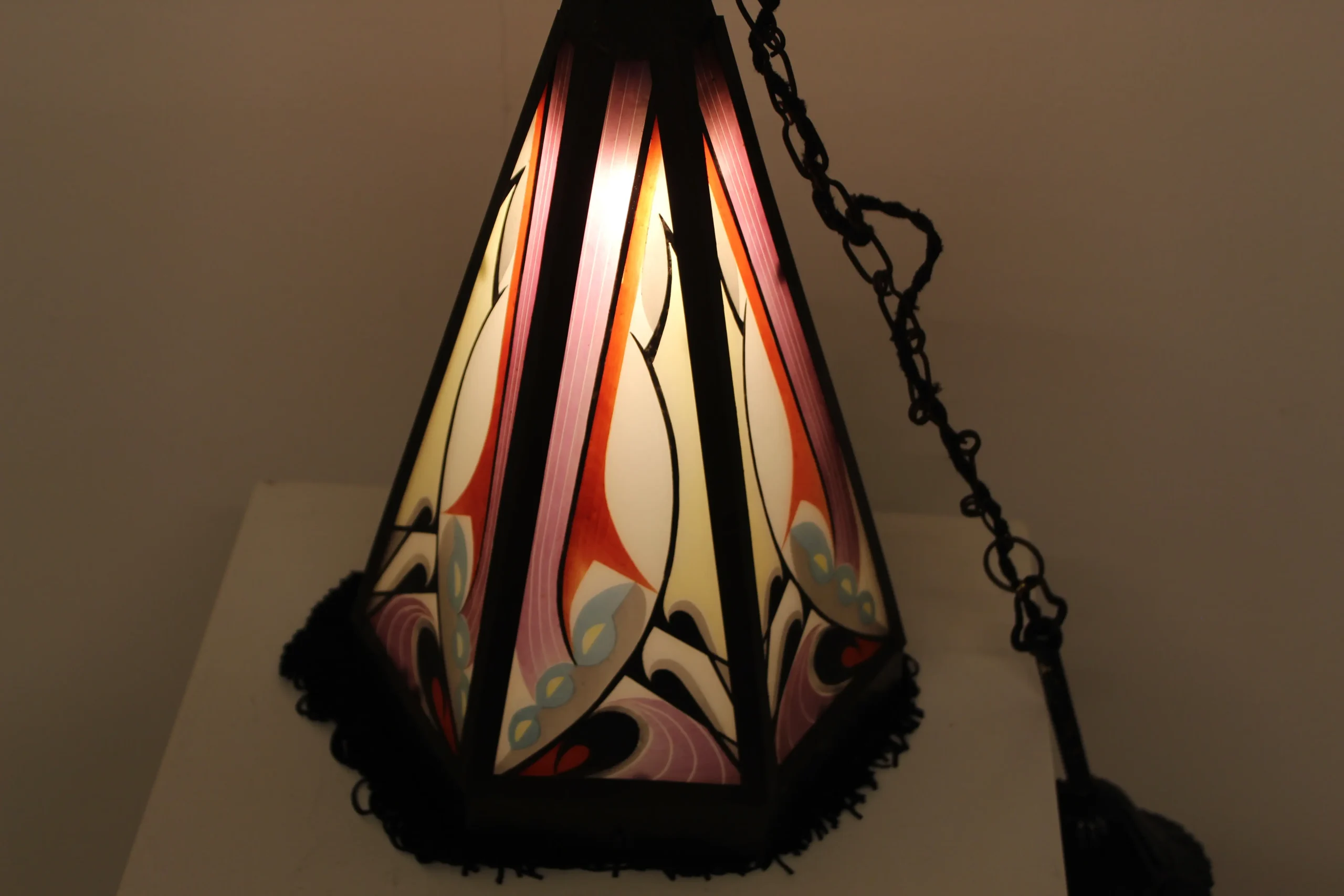 Amsterdamse school hallampje nieuwe (door een professional) gebrandschilderde glaasjes