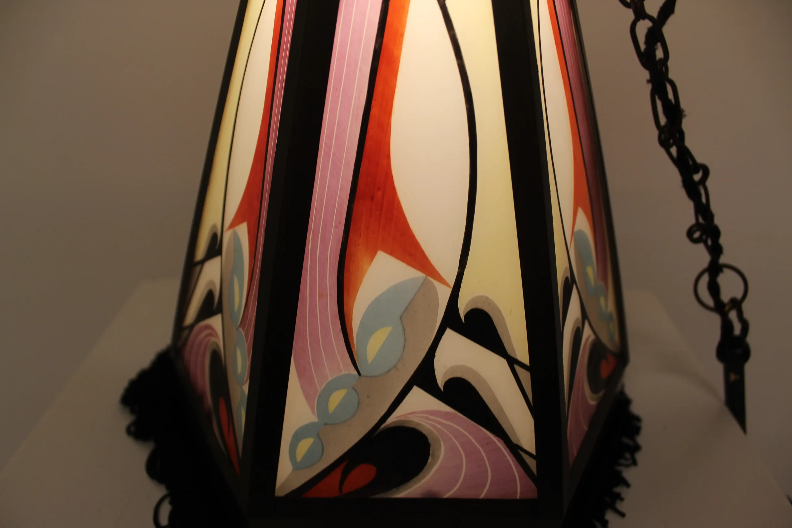 Amsterdamse school hallampje nieuwe (door een professional) gebrandschilderde glaasjes