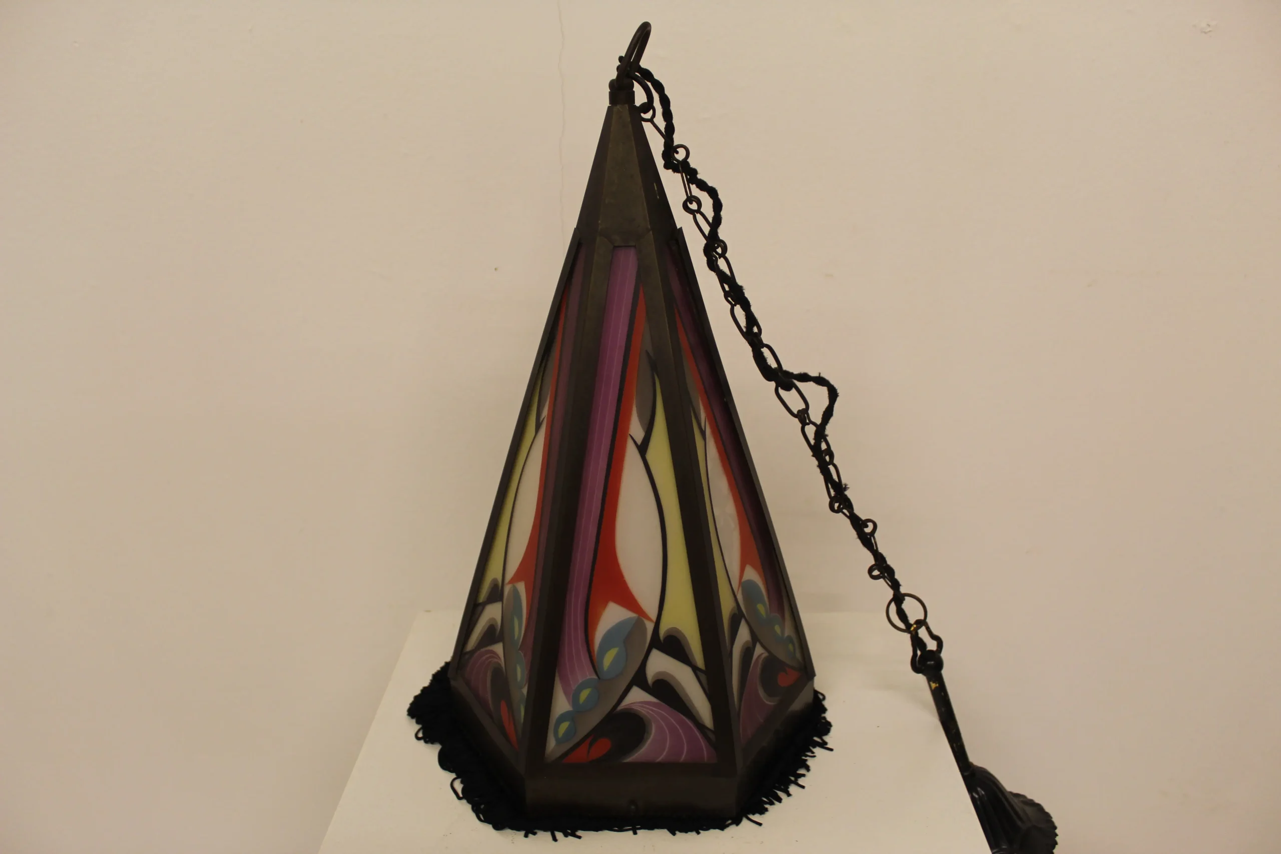 Amsterdamse school hallampje nieuwe (door een professional) gebrandschilderde glaasjes