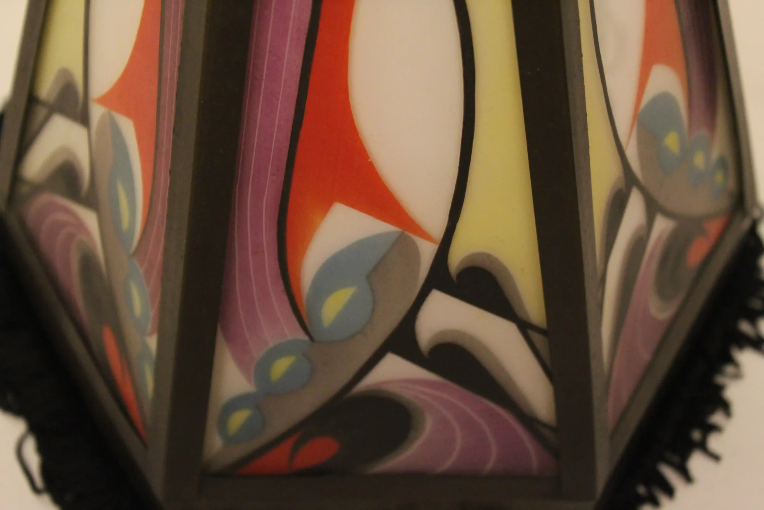 Amsterdamse school hallampje nieuwe (door een professional) gebrandschilderde glaasjes