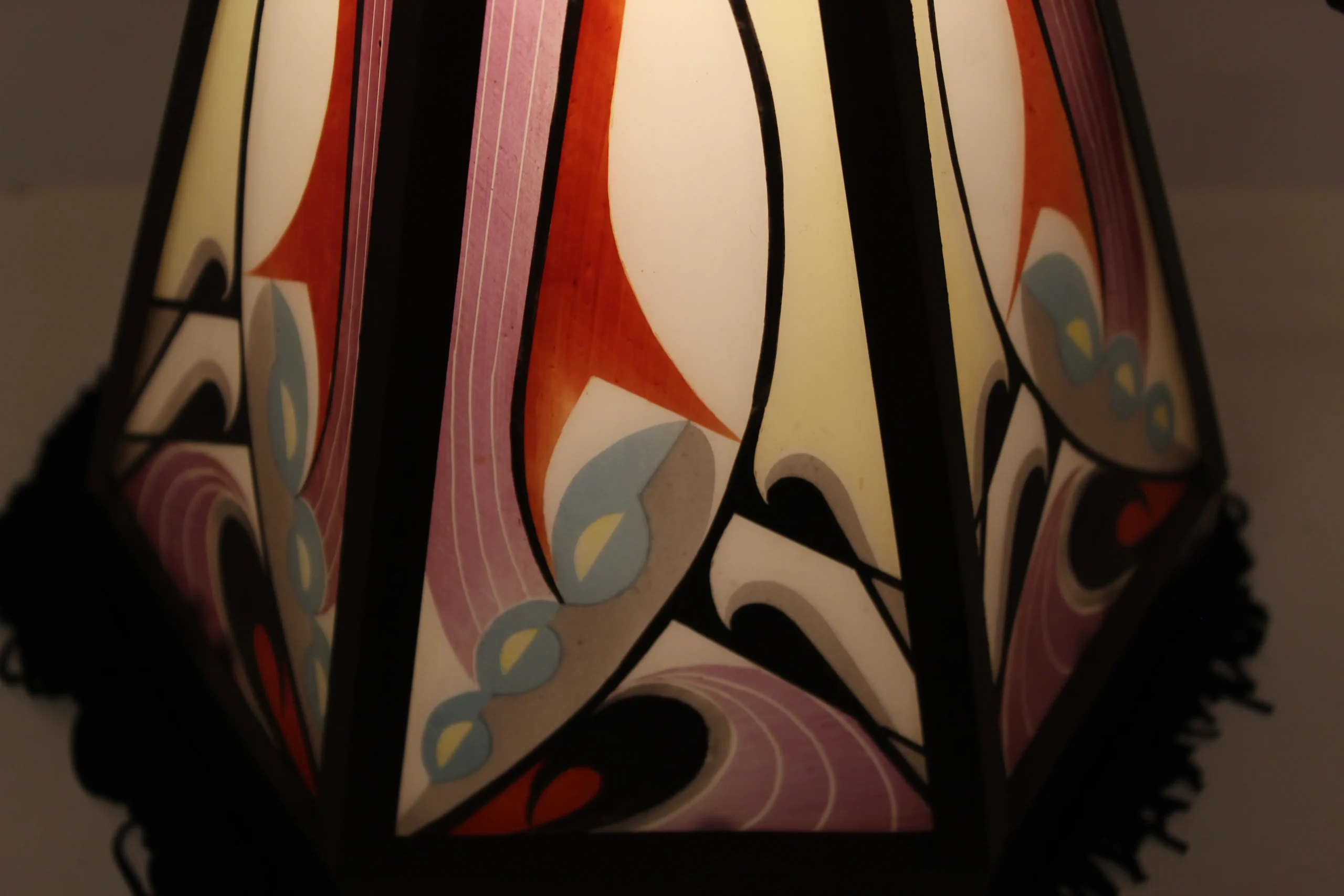 Amsterdamse school hallampje nieuwe (door een professional) gebrandschilderde glaasjes