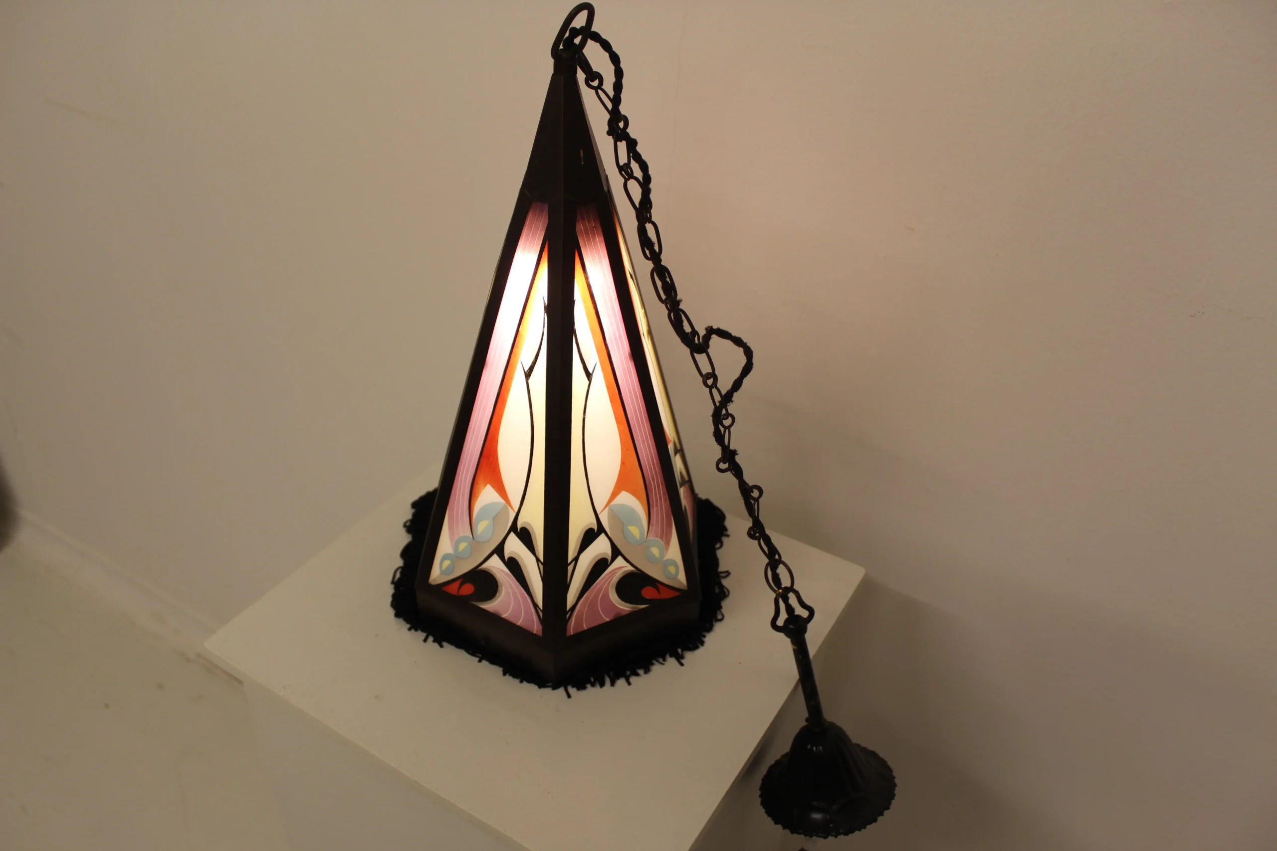 Amsterdamse school hallampje nieuwe (door een professional) gebrandschilderde glaasjes