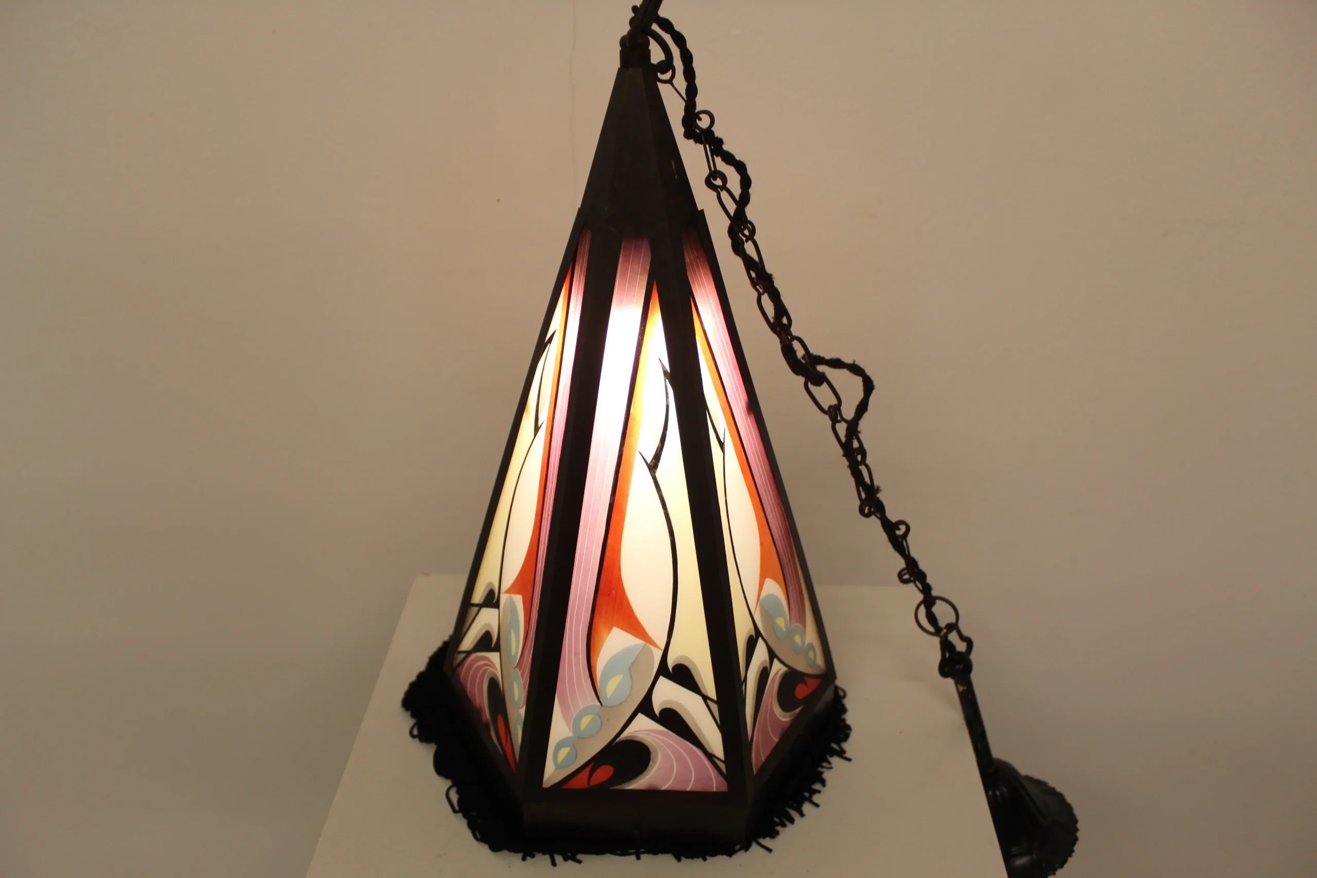 Amsterdamse school hallampje nieuwe (door een professional) gebrandschilderde glaasjes