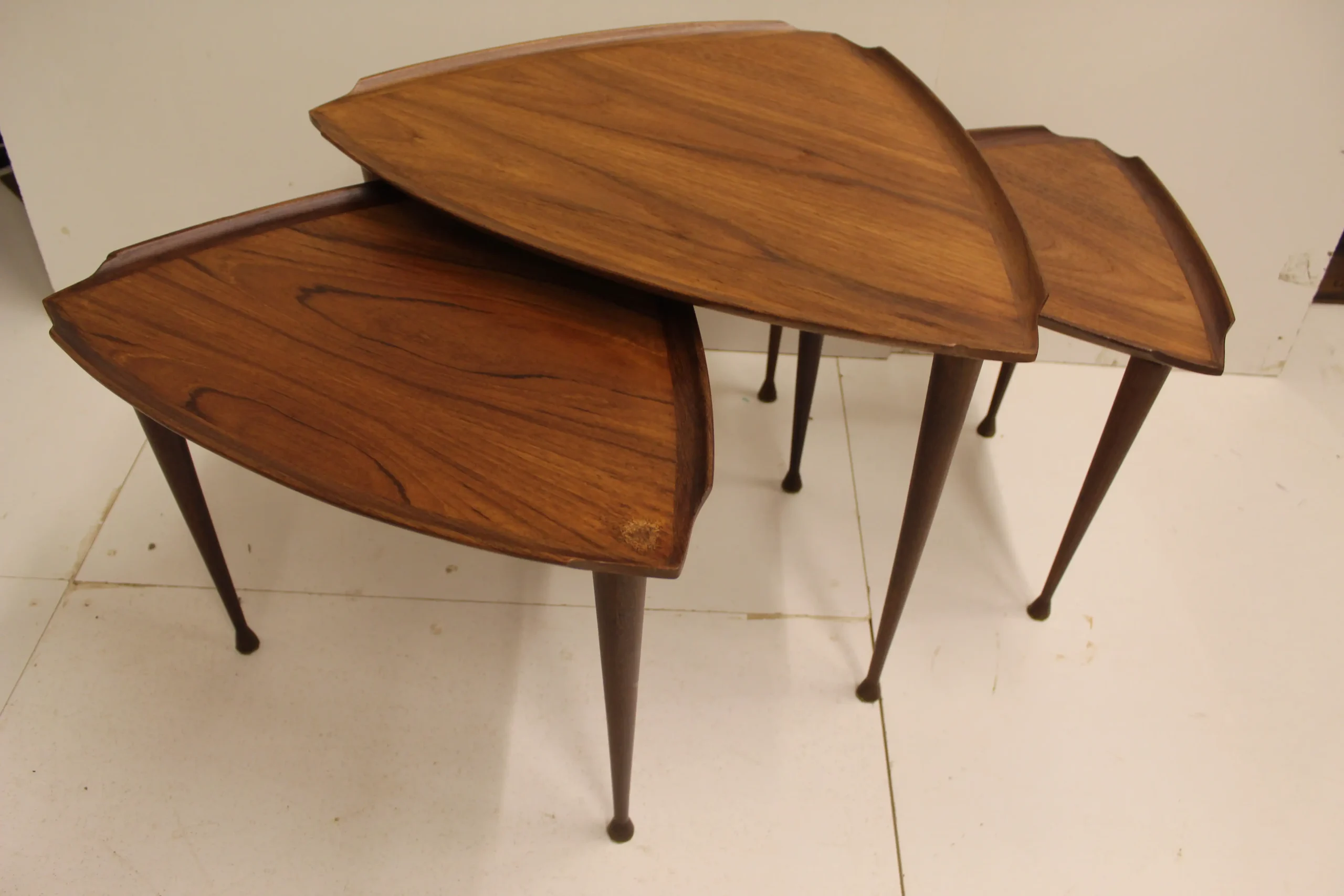 Set van 3 bijzettafeltjes teak hout