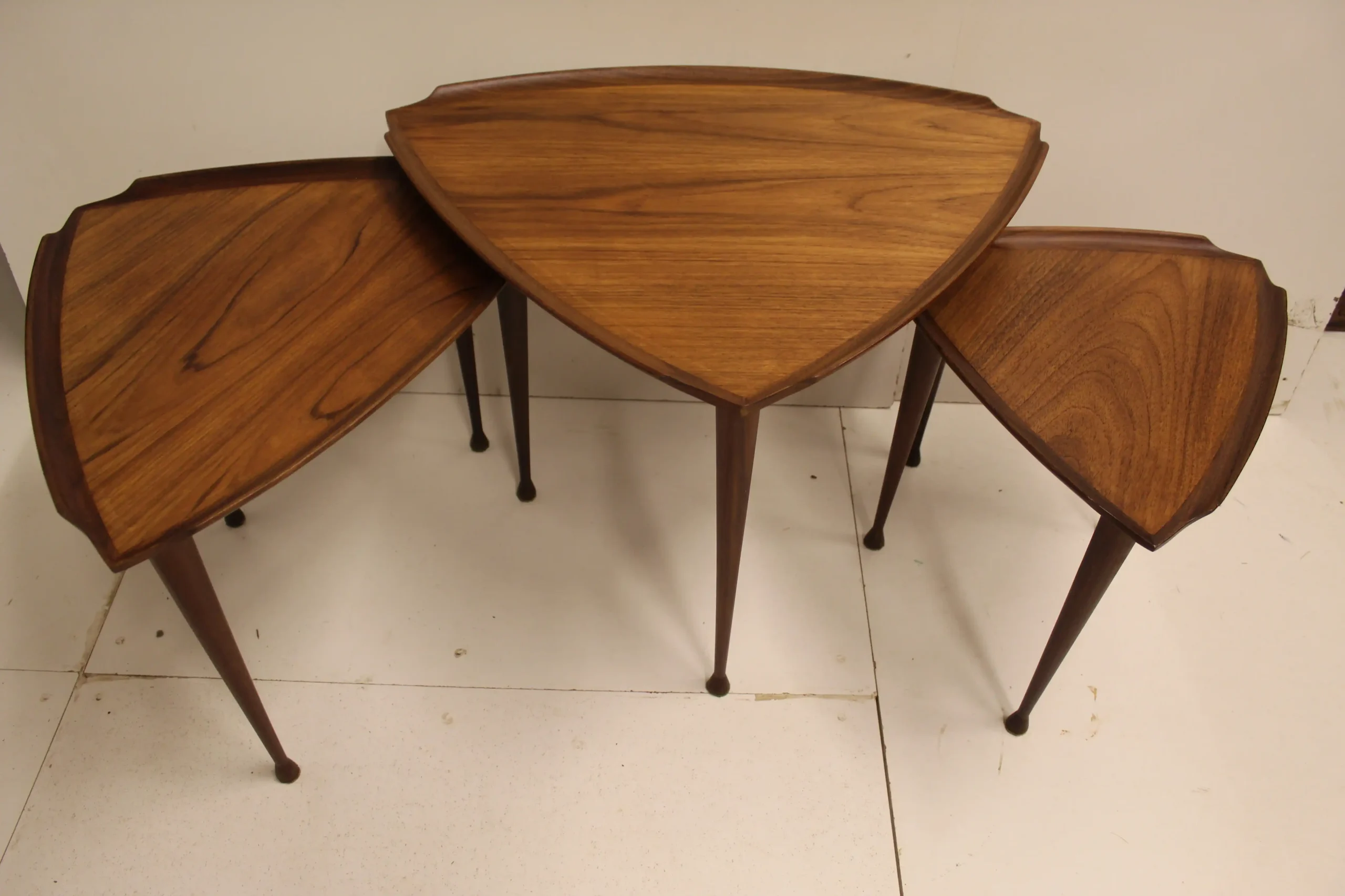 Set van 3 bijzettafeltjes teak hout