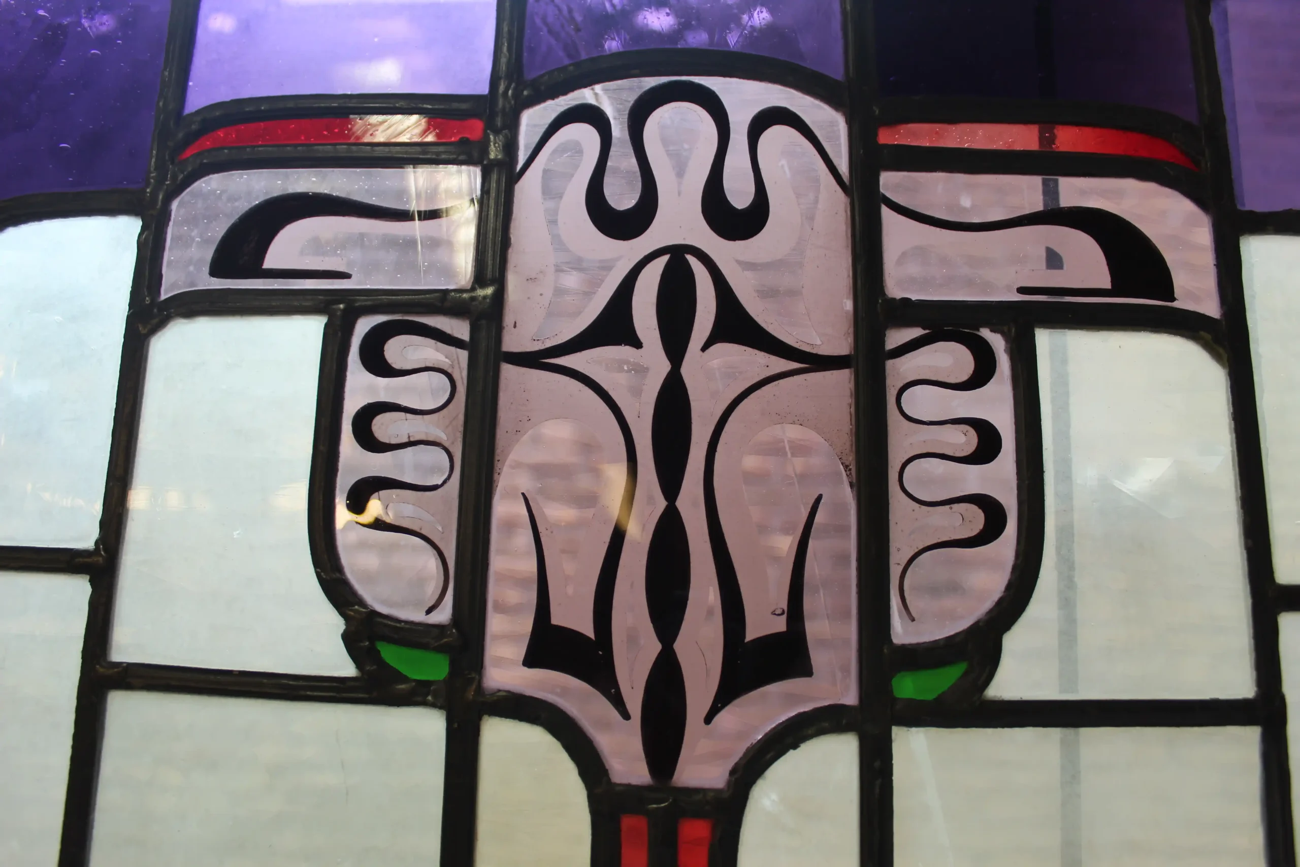 Twee Amsterdamse school glas in lood ramen