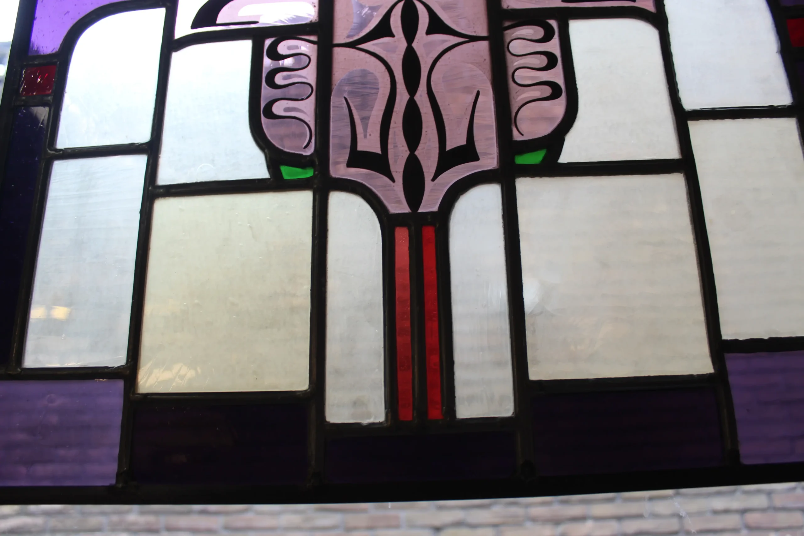 Twee Amsterdamse school glas in lood ramen