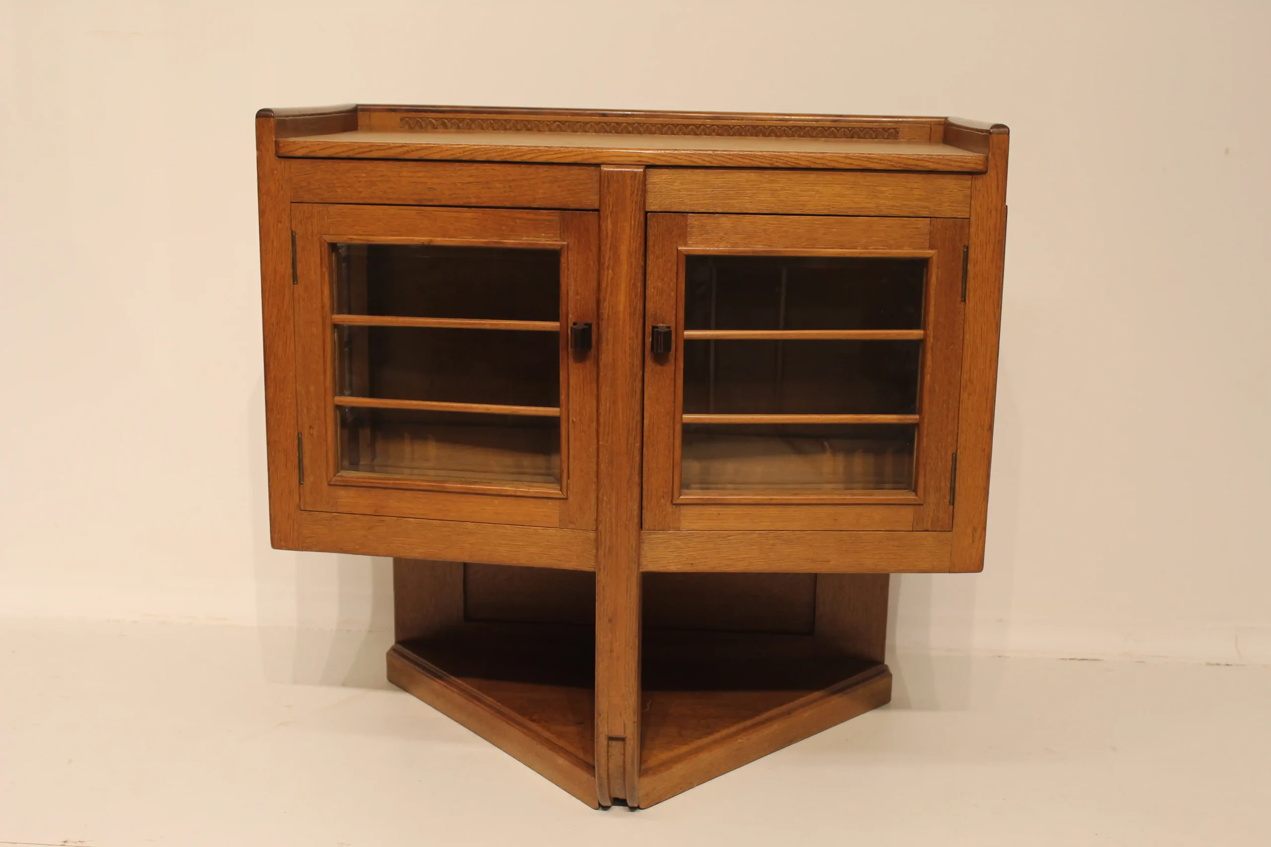 Amsterdamse School theemeubel