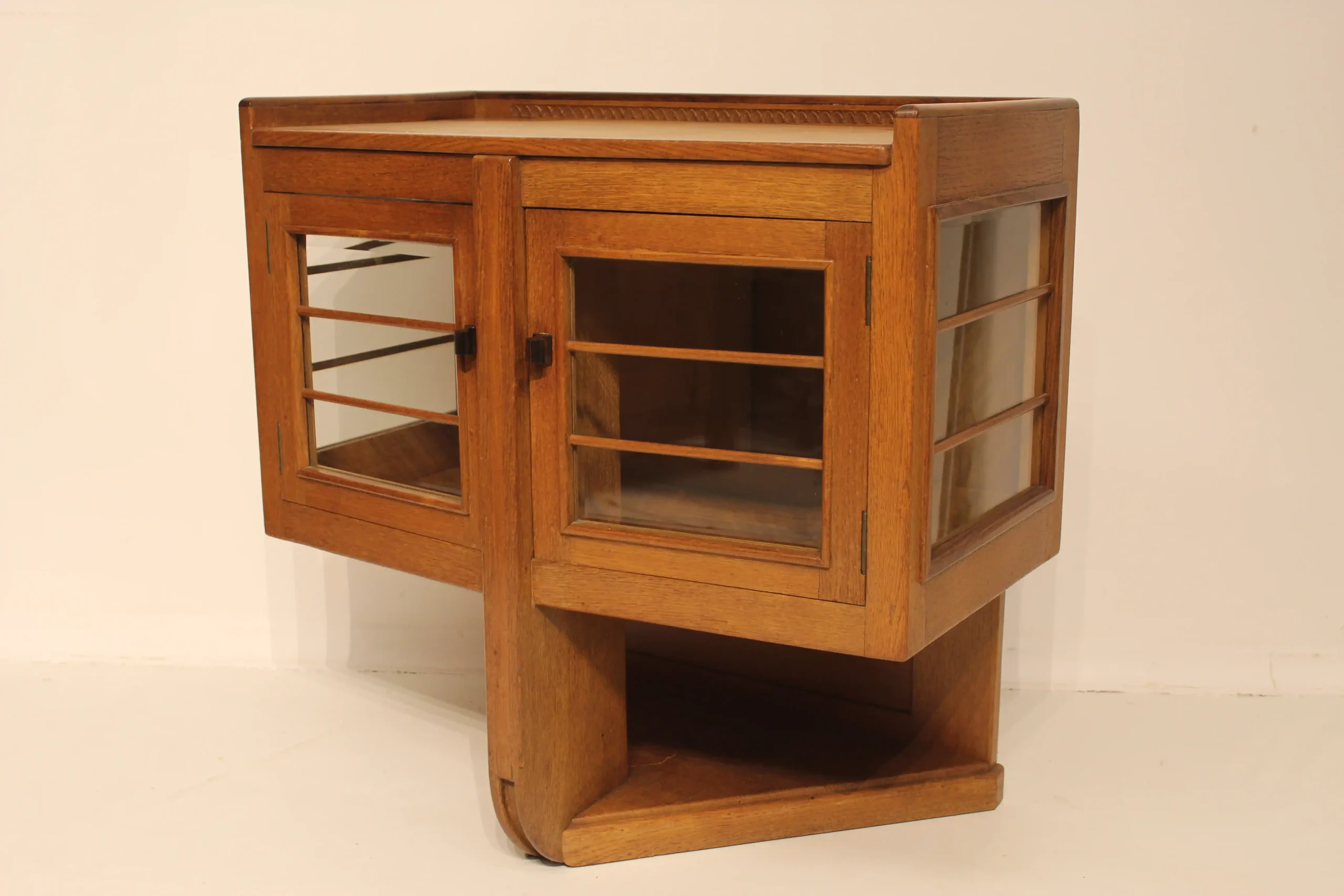 Amsterdamse School theemeubel 