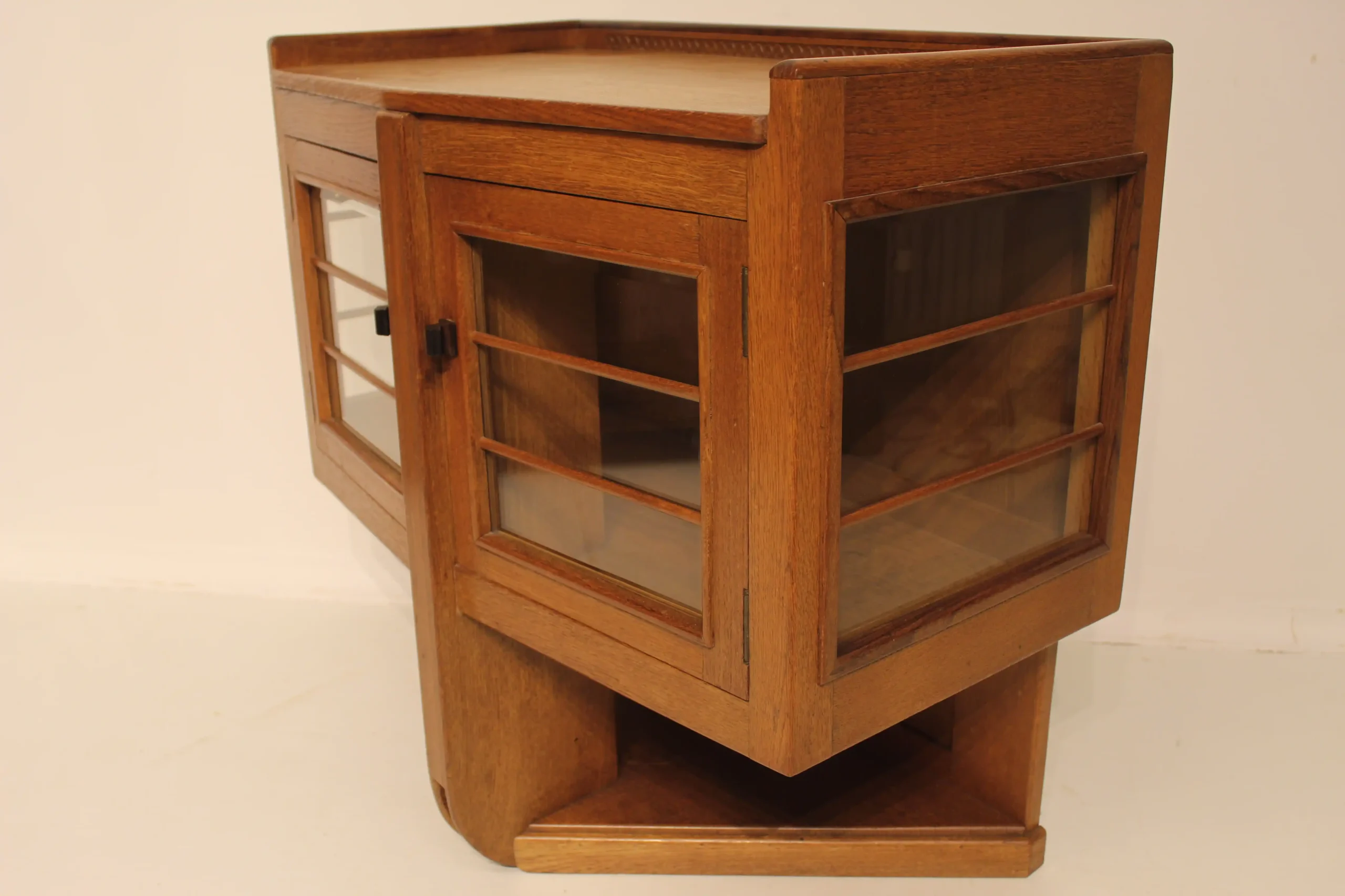 Amsterdamse School theemeubel