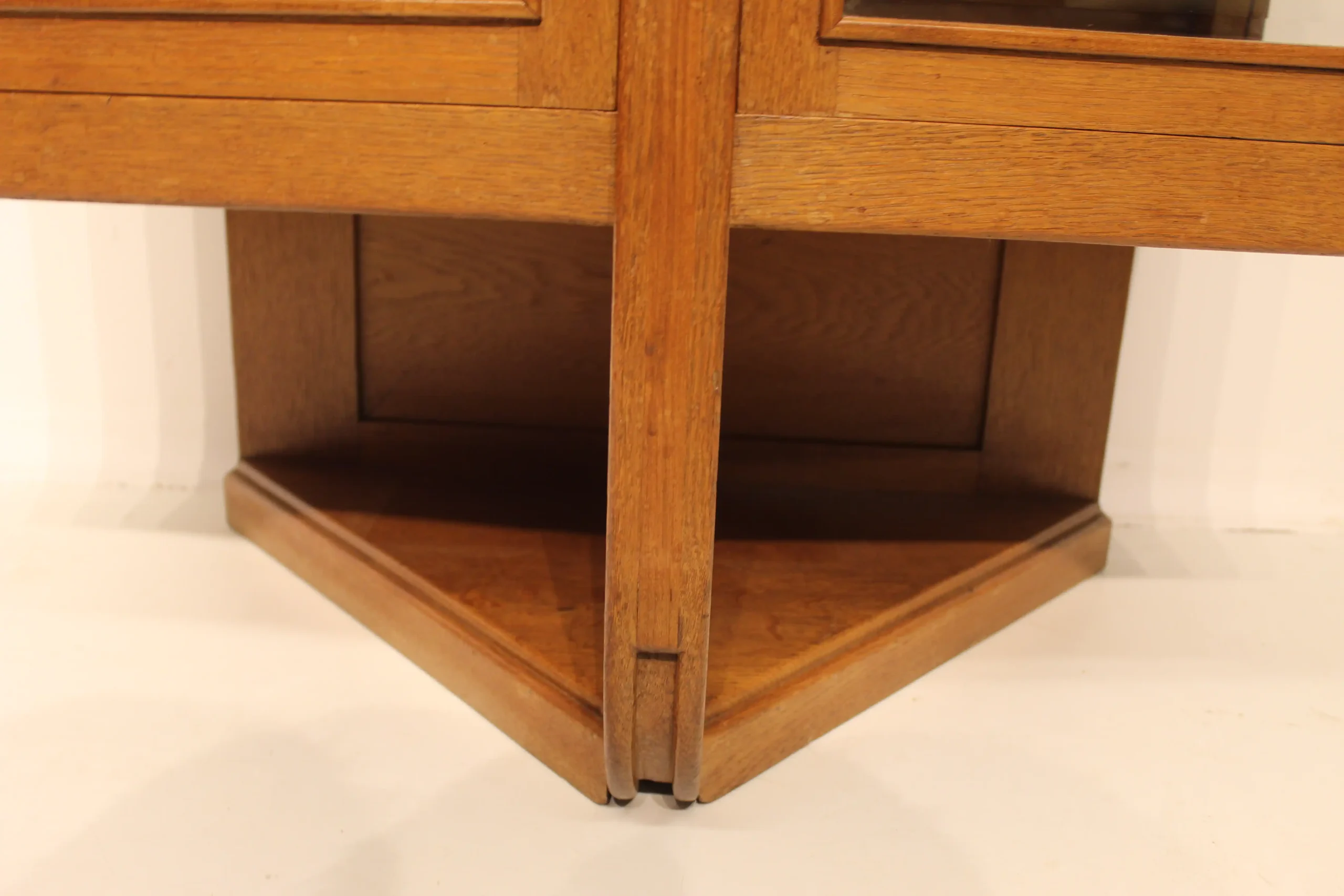 Amsterdamse School theemeubel