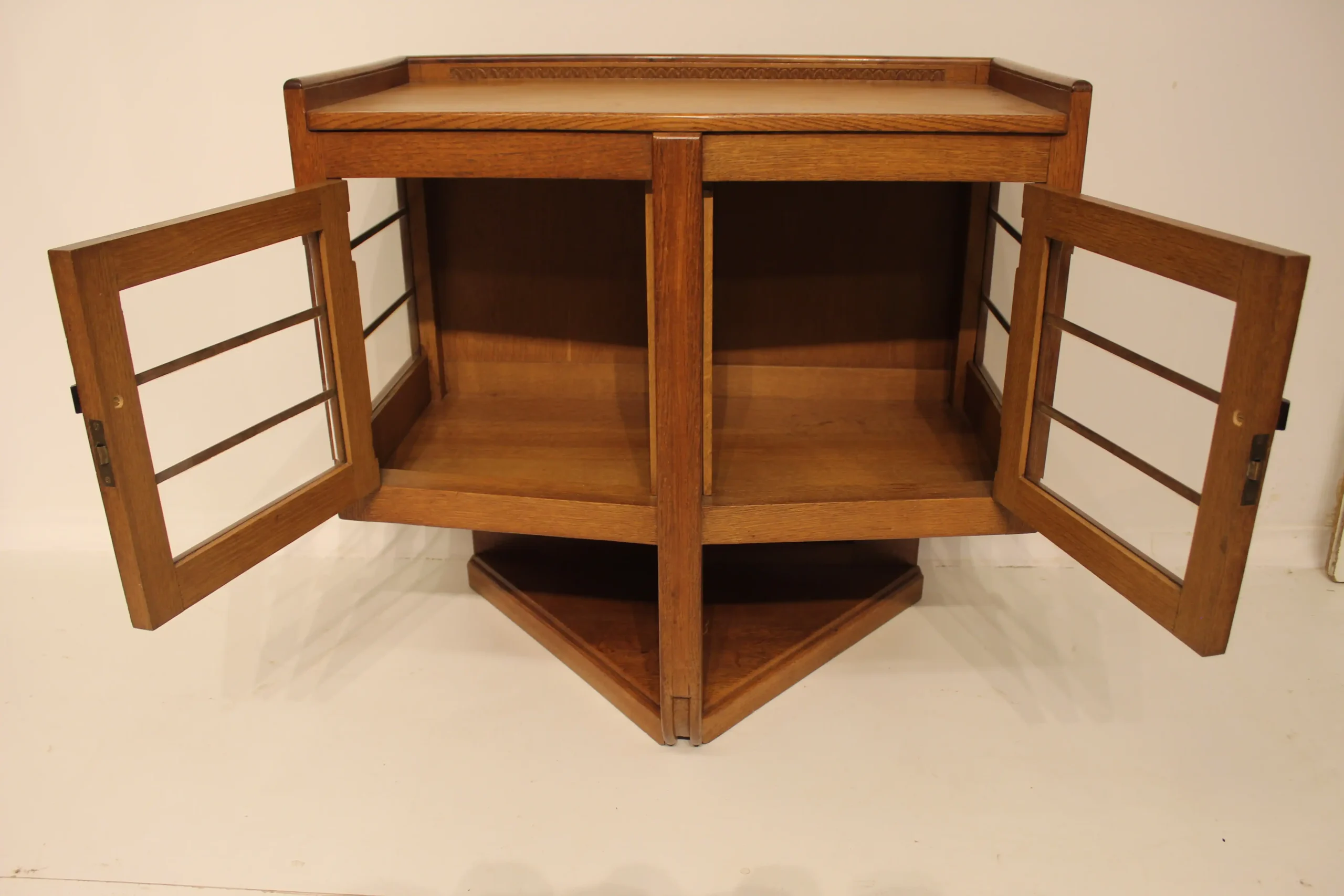 Amsterdamse School theemeubel