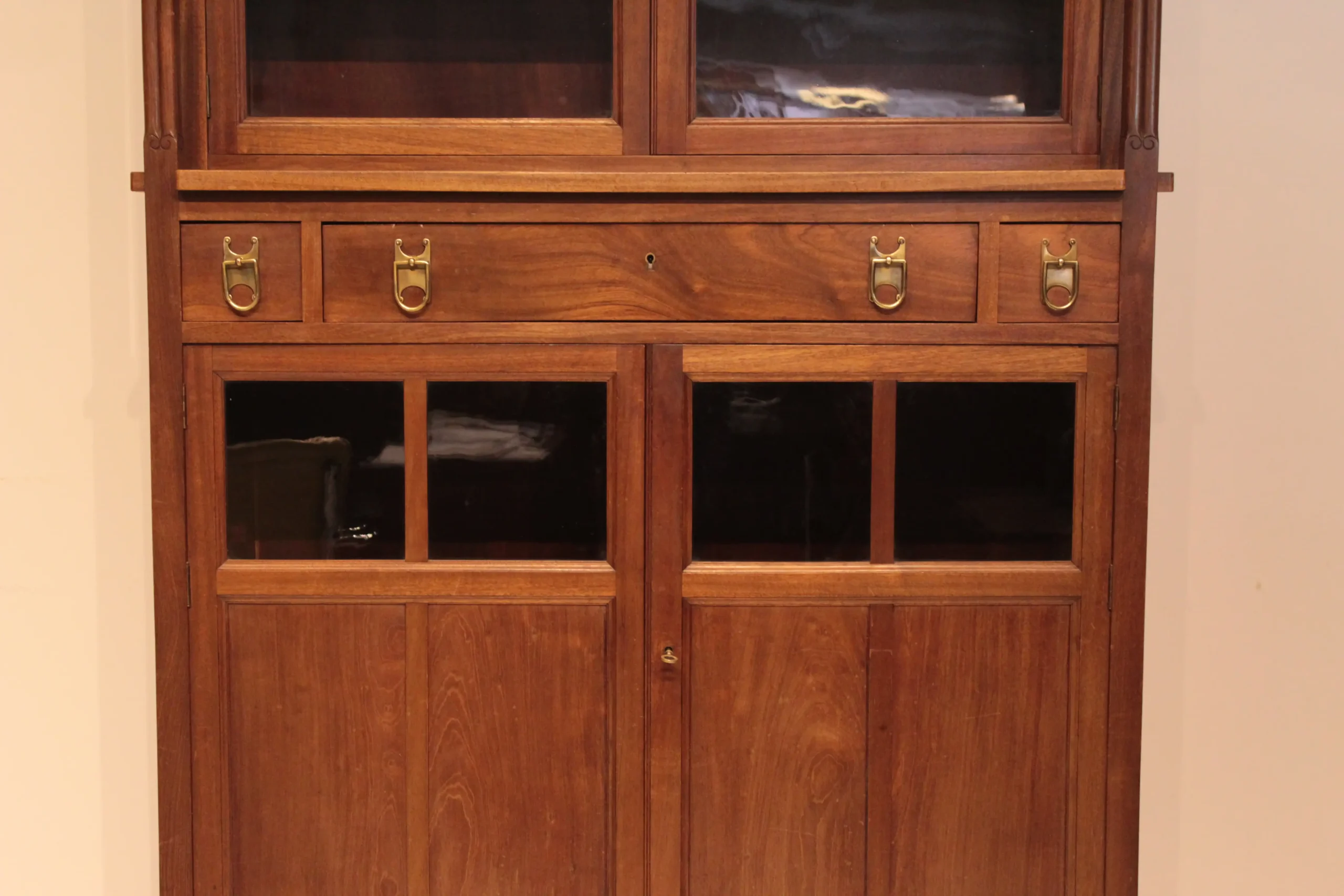 Vitrine / buffetkast Onder den Sint-Maarten Nieuwe Kunst