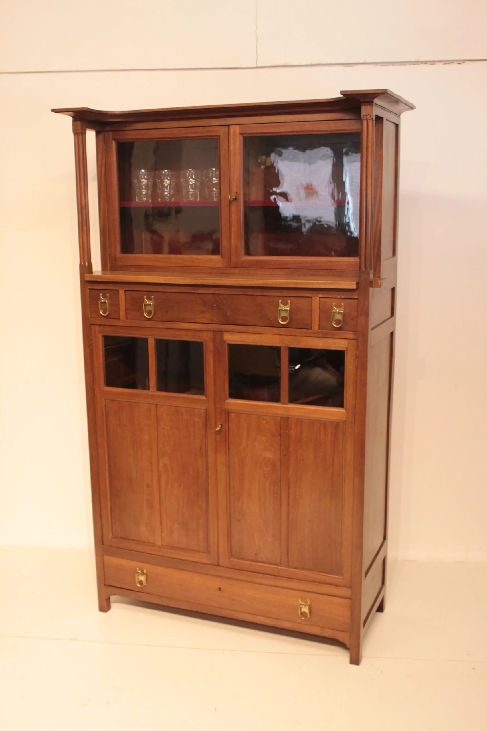 Vitrine / buffetkast Onder den Sint-Maarten Nieuwe Kunst