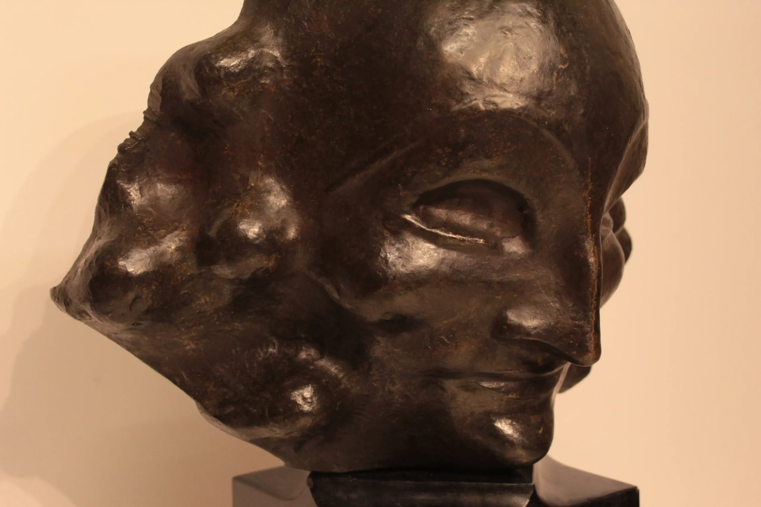 Bronzen masker John Raedecker Amsterdamse School