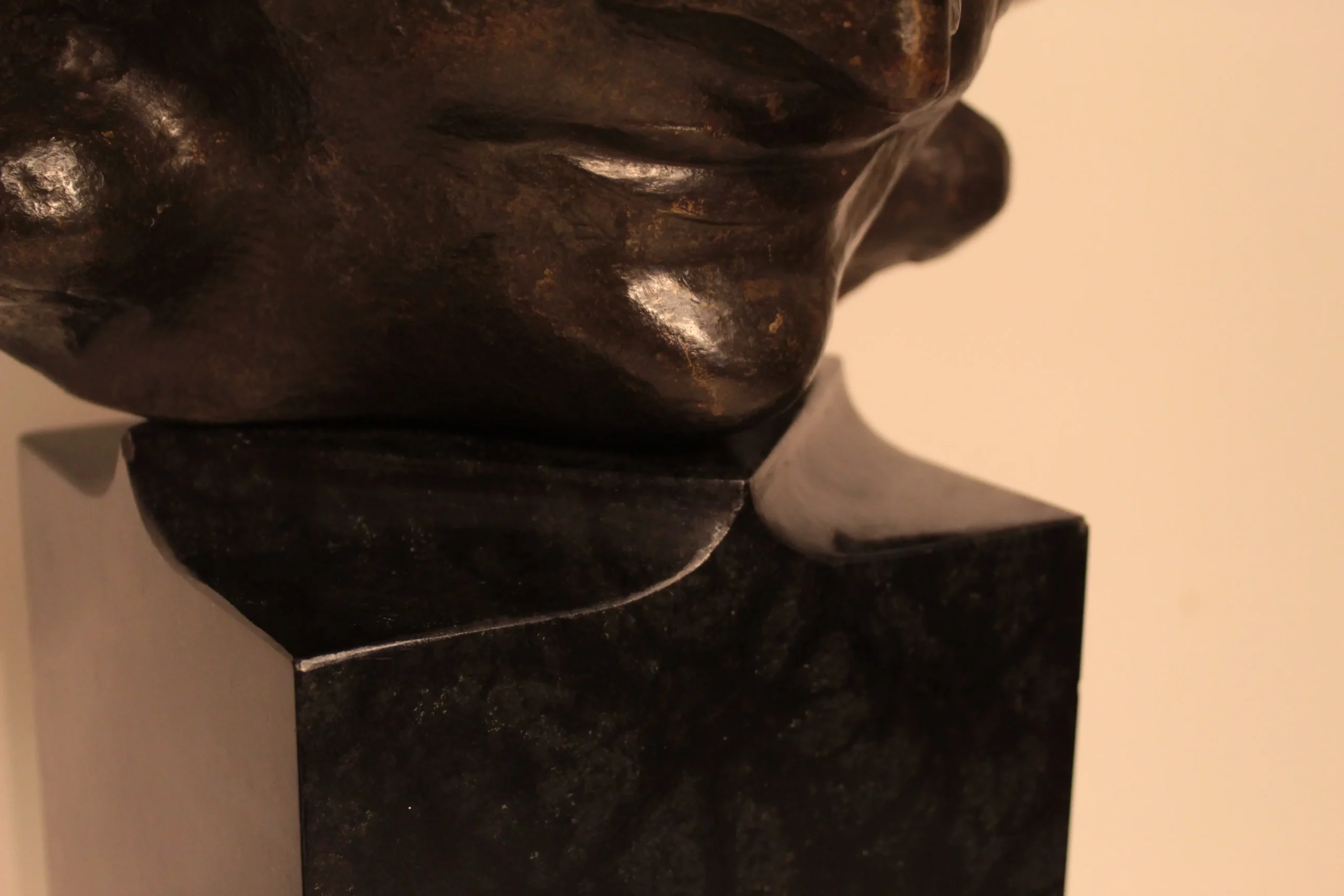 Bronzen masker John Raedecker Amsterdamse School