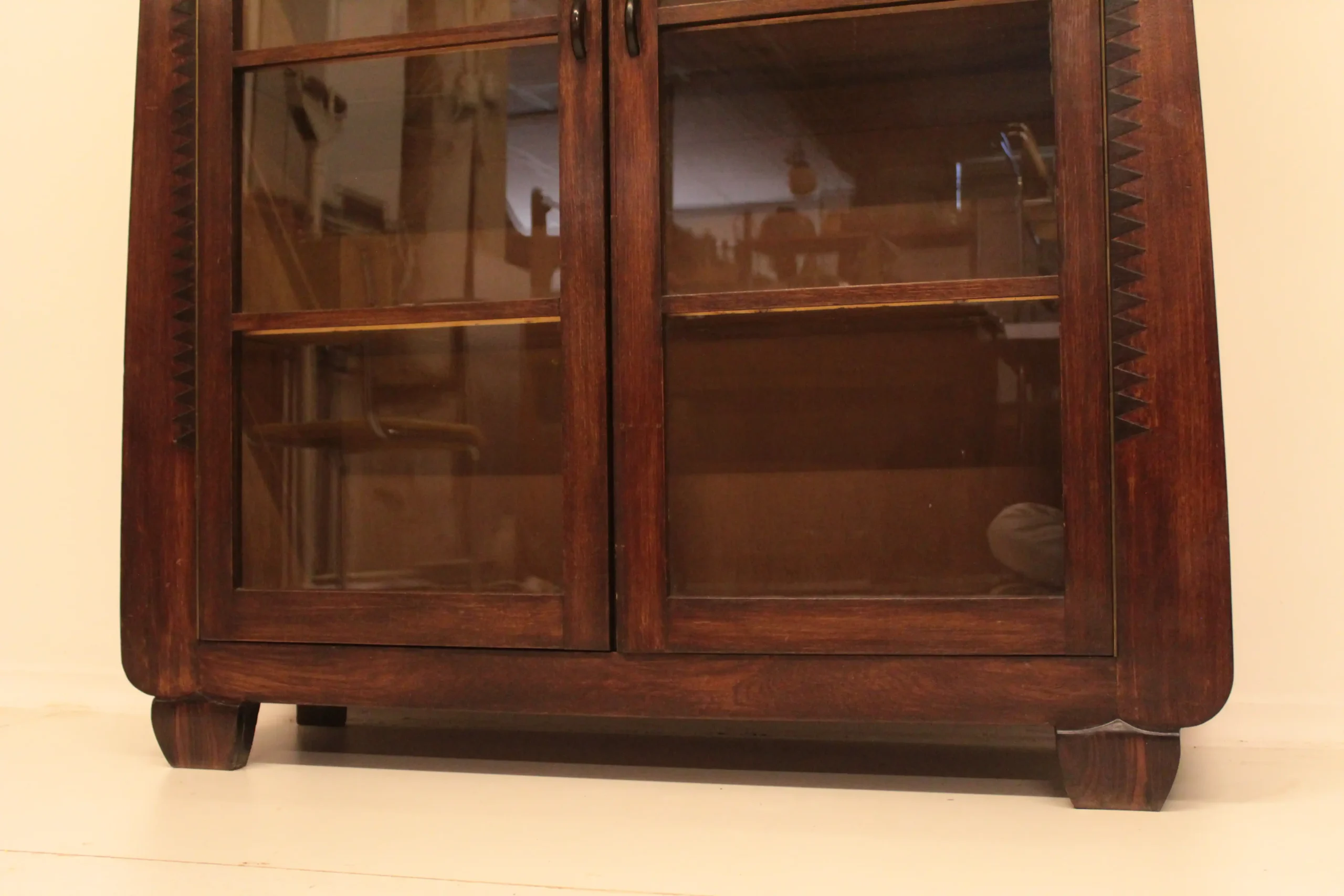 Vitrinekast Amsterdamse School in stijl van Piet Kramer